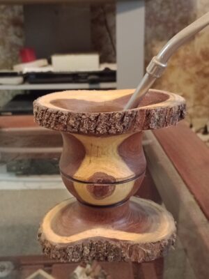 Mate torneado en tronco con bombilla